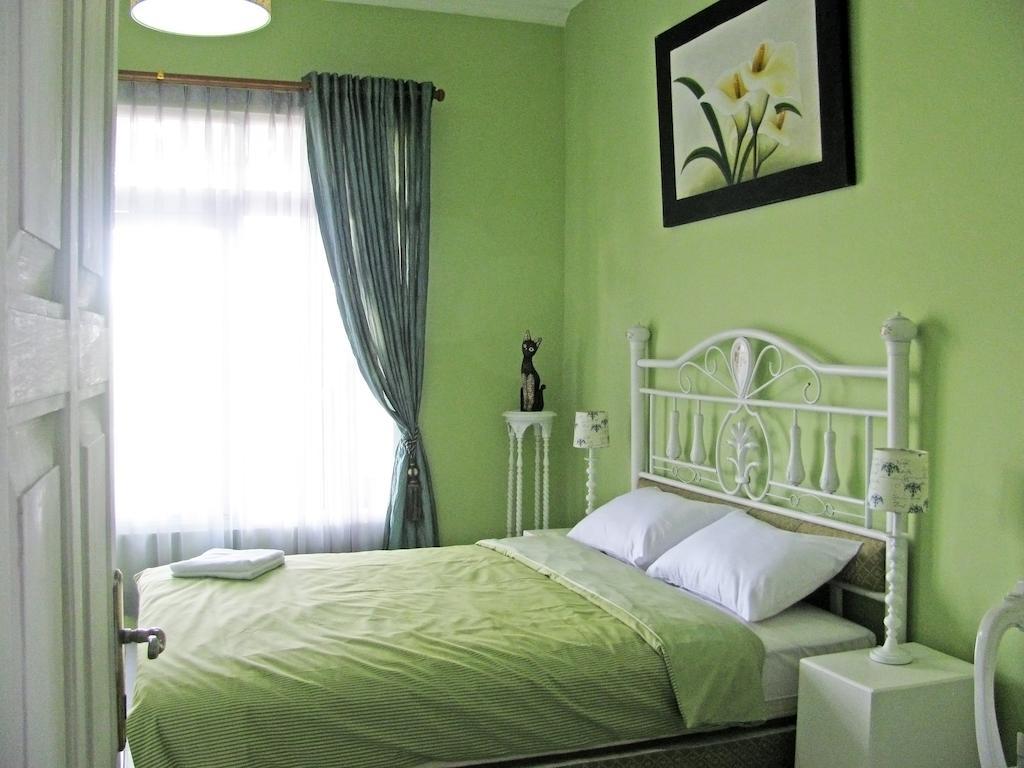 Rose Chamber Bed And Breakfast Bandung Room photo